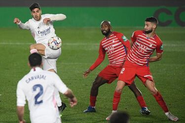 El Madrid cerró el año del estadio Alfredo Di Stéfano con un nuevo triunfo ante el Granada. Fue un encuentro que sirvió para que Marco Asensio, que entró en el terreno de juego en el minuto 38 por lesión de Rodrygo, tuviese una buena actuación coronada con la asistencia del primer gol. Asensio, que no acaba de arrancar tras la lesión que le tuvo casi un año parado, recordó en algunas fases del choque ante los nazaríes, al jugador que brillaba antes de la lesión.