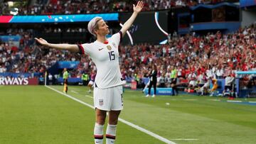 Este 2019 ha sido sin duda el año de Megan Rapinoe. La centrocampista guió a Estados Unidos a su segundo Mundial consecutivo, siendo decisiva con sus goles. Su nivel en Francia 2019 le valió para adjudicarse tanto el Balón de Oro como la Bota de Oro en la cita mundialista. Además, ha sido galardona con el premio The Best a la Jugadora de la FIFA y con el Balón de Oro 2019. Una lista de galardones que quieren dar merecimiento a una estrella internacional, cuya figura se ha convertido en todo un emblema del fútbol femenino, siendo una inspiración para millones de aficionados.