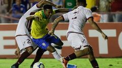 Rodrygo recibe una falta durante el 4-1 de la selecci&oacute;n ol&iacute;mpica brasile&ntilde;a a Venezuela.