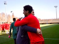 El jugador catarí, Homan, junto al seleccionador de este país, Julen Lopetegui.