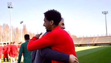 El jugador catarí, Homan, junto al seleccionador de este país, Julen Lopetegui.