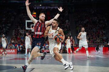 El madridista Campazzo le roba el balón a Mannion y anota la canasta de la victoria (77-79) a falta de 1:45 para el final.
