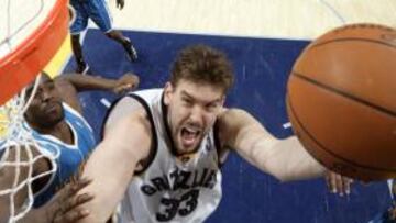 <b>SEGUNDO ALL STAR. </b>Marc Gasol penetra a canasta ante Emeka Okafor en un partido ante los Hornets.