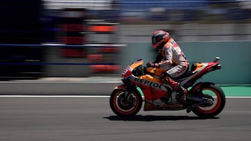 Márquez en la calle de boxes durante la Q1 del GP de Andalucía.