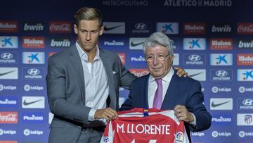 Marcos Llorente posa junto a Cerezo en su presentación como jugador del Atlético de Madrid.