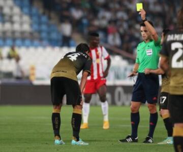 El árbitro del Cerro Grande muestra la cartulina amarilla a José Ángel.