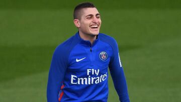 El italiano Marco Verratti apunta contra Lionel Messi