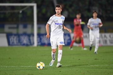 En marzo de 2019, llega cedido al Osaka Gamba y tras un a?o muy negativo en el que apenas disput¨® nueve partidos, regresa a la Real Sociedad. Actualmente juega como delantero en el Hammarby IF, en Suecia.