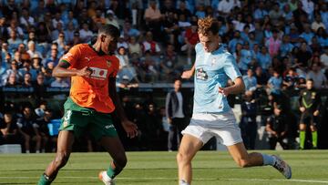 El atacante Williot Swedberg juega un balón ante el defensa Cristhian Mosquera durante el partido de Liga en Primera División que el Celta y el Valencia disputaron en Balaídos durante la temporada 2024-2025