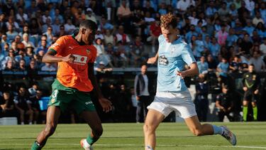 VIGO (PONTEVEDRA), 23/08/2024.- El delantero del Celta Williot Swedberg (d) juega un balón ante Mosquera, del Valencia, durante el partido de Liga en Primera División que Celta y Valencia CF disputan este viernes en el estadio de Balaídos, en Vigo. EFE/Salvador Sas