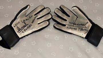 Los guantes dedicados por Tommy N'Kono.