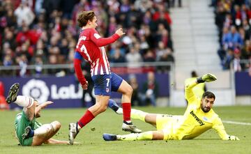 Vitolo vio el desmarque de Griezmann que encaró ante Pacheco, el primer tiro fue al palo pero al rechace, el jugador francés hizo el 2 a 0.