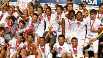 <b>GANÓ HACE UN MES LA COPA SUDAMERICANA CON INTERNACIONAL. </b> En la imagen de la izquierda, Angelo saluda con sus dos pulgares hacia arriba poco después de cerrar su cesión al Internacional de Portoalegre. En el club brasileño, este lateral se proclamó hace poco más de un mes campeón de la Copa Sudamericana ante Estudiantes de La Plata.