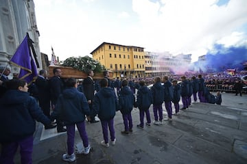 Miles de personas, seguidores y representantes políticos y del mundo del fútbol dieron hoy su último adiós a Astori.