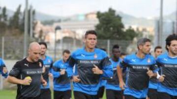 Héctor Moreno entrena con sus compañeros.