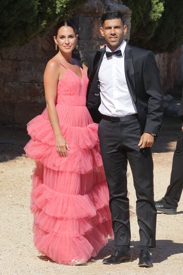 Juanfran Moreno y su novia en la boda de Dani Carvajal y Daphne Cañizares.