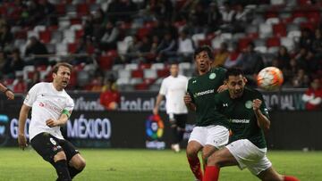 MEX42. TOLUCA (M&Eacute;XICO), 31/03/2017.- Omar Brise&ntilde;o (d) de las Leyendas de M&eacute;xico y Gaizka Mendieta (i) de las Leyendas de Espa&ntilde;a disputan un bal&oacute;n hoy, viernes 31 de marzo de 2017, durante un juego amistoso en el estadio Nemesio Diez en la ciudad de Toluca (M&eacute;xico). EFE/Alex Cruz