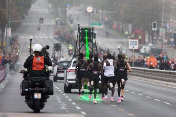 Kipchoge, de 34 años, se convirtió en Viena en el primer ser humano que baja de dos horas en 42.195 metros, la maratón aunque no será homologado como récord.