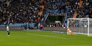 Tanda de penaltis. Marc-André ter Stegen para a Juanmi el quinto lanzamiento de la serie.