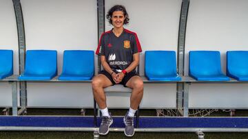 La segunda entrenadora de la selección de España de fútbol femenino, Montse Tomé, posa durante una entrevista con Efe.