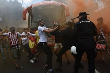 Los seguidores del Sporting de Gijón protagonizaron graves incidentes, con la policía, a la llegada del autobús del Sporting, en las inmediaciones del Molinón. 
