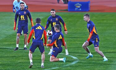 Ferran Torres intenta controlar un balón ante la mirada de Eric García, Gavi, Koke y Dani Olmo.