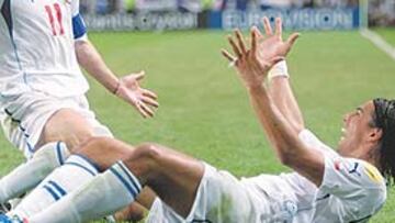 <b>EL TESTIGO DE NEVDED</b>. No fue el partido del juventino, pero sí el de Baros, que metió un doblete. En la foto, Pavel felicita a su compañero.