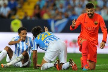 Gerard Piqué durante el encuentro de la quinta jornada de Liga en Primera División que se disputa esta noche en el estadio de La Rosaleda, en Málaga.