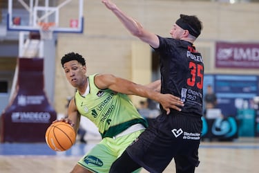 Kravish y Pérez sostienen la corona del Unicaja