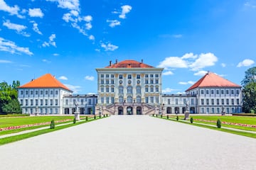 El Palacio de Nymphenburg fue la principal residencia de verano de los gobernantes del Reino de Baviera. El palacio cuenta con un parque de aproximadamente 800 000 m?.