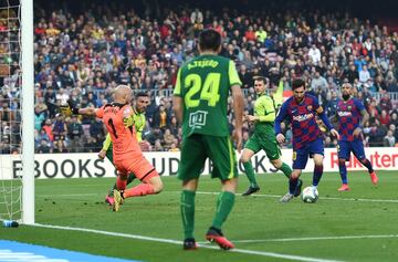 El jugador del Barcelona, Messi, marca el 4-0 al Eibar. 