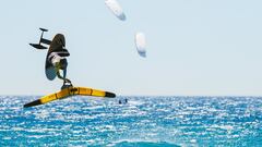 Los reyes nacionales del kitesurf y el wingfoil reciben su corona en Tarifa