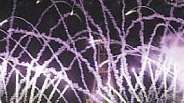 <b>GRANDIOSO. </b>La noche se tornó día en la dársena interior del puerto de Valencia.