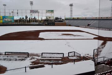 ¡Increible! La nieve cubre un campo de beisbol en México