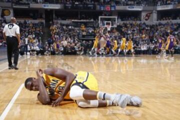 Ian Mahinmi tendido en el suelo con una herida en la frente.