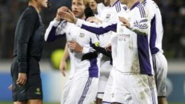 Los jugadores del Anderlecht hablan con el colegiado en un partido de hace días en la Champions.