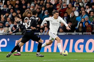 Ceballos conduce la pelota.