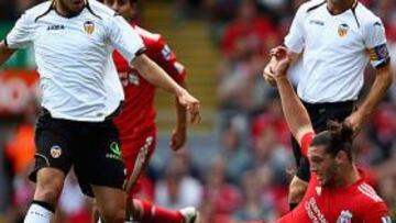 <b>CON MÁS GARRA. </b>Carroll, autor del primer gol, fue un quebradero de cabeza para la zaga de Emery.