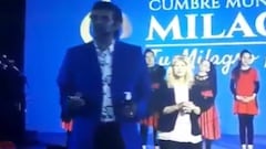 ¡Pastor vendía alcohol gel "bendito" para el coronavirus!