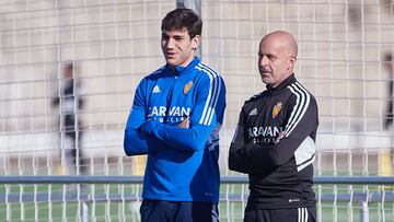 Iván Azón, junto al readaptador Andrés Ubieto, durante la sesión de entrenamiento de hoy.