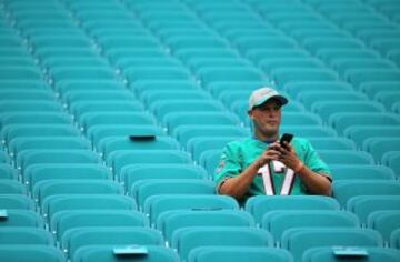 Eso fue lo que le pasó a este fan de los Dolphins: le tiñó a su hijo el pelo de verde para que pegara con la camiseta y su mujer le castigó un año sin amigos. Bueno, eso o le ha abandonado el desorodante, en realidad no lo sabemos.