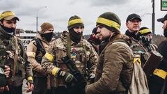 Varios soldados del ej&Atilde;&copy;rcito ucraniano, a 4 de marzo de 2022, en Irpin (Ucrania). Ucrania cumple nueve d&Atilde;&shy;as sumida en un conflicto b&Atilde;&copy;lico tras el inicio de los ataques por parte de Rusia, el pasado 24 de febrero. Dura