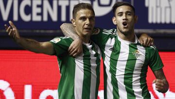 GRA565. PAMPLONA, 21/10/2016.- El jugador del Real Betis Joaquín (i) celebra tras marcar ante Osasuna, durante el partido de Liga en Primera División disputado esta noche en el estadio de El Sadar, en Pamplona. EFE/Jesús Diges