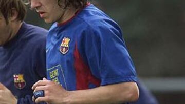 <b>EL CARISMA DE UN CANTERANO</b>. El defensa actuó como "árbitro" en el pique entre Overmars y Luís Enrique.