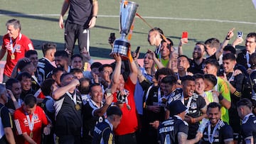 Futbol, Deportes Copiapo vs Colo Colo.
Fecha 30, Campeonato Nacional 2024.
Los jugadores de Colo Colo celebran con la copa la victoria contra de Deportes Copiapo durante el partido de primera division disputado en el estadio Luis Valenzuela en Copiapo, Chile.
10/11/2024
Javier Torres/Photosport
Football, Deportes Copiapo vs Colo Colo
30th turn, 2024 National Championship.
Colo Colo´s players they celebrate the victory with the cup against of Deportes Copiapo during the first division match held at the Luis Valenzuela stadium in Copiapo, Chile.
10/11/2024
Javier Torres/Photosport