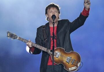 La presentación del ex-beatle también se encuentra dentro de las 10 mejores en la historia del Super Bowl. El 6 de febrero de 2005, McCartney tomó el ALLTEL Stadium en Jacksonville para interpretar temas como 'Drive My Car', 'Get Back', 'Live And Let Die' y 'Hey Jude', dando como resultado un nostálgico pero increíble show de medio tiempo.