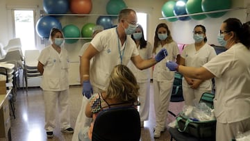 Pla general de la formació als equips mòbils que es desplacen a centres educatius i residències a extreure mostres per a PCR. Foto del 24 de setembre del 2020 (horitzontal)