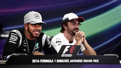 Mercedes driver Lewis Hamilton of Britain (L) and McLaren Honda's Spanish driver Fernando Alonso (R) attend a press conference ahead of the Formula One Japanese Grand Prix in Suzuka on October 6, 2016. / AFP PHOTO / BEHROUZ MEHRI