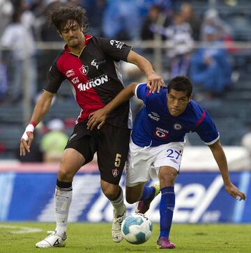 Jugó en Atlas, Puebla, Dorados de Sinaloa y Necaxa. Actualmente juega en FC Juárez, donde ha encontrado estabilidad.