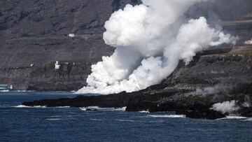 In this handout photograph taken and released by the Spanish Military Emergency Unit (UME) on November 22, 2021 a new lava flow arrives into the sea, following the eruption of the Cumbre Vieja volcano on the Canary island of La Palma. - The authorities of